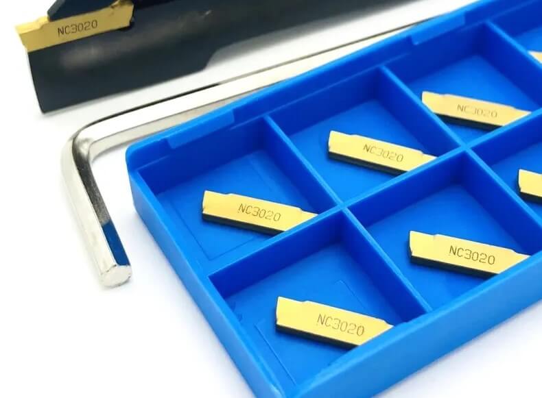 Lathe parting-off tool holder set with 10 high-strength and durable NC3020 inserts in blue tray and included wrench